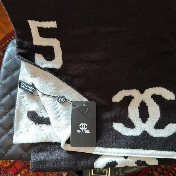 🌺🌺 NWT CHANEL DOBLE SIDE SCARVE - Picture 6 of 9